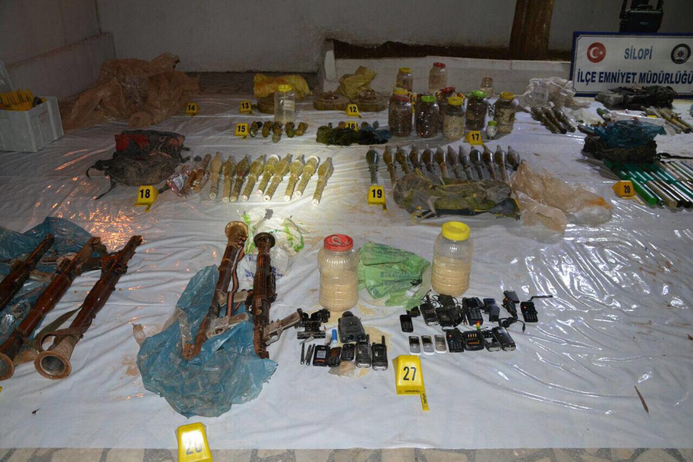 Şırnak'ta bir evin bodrumundan cephanelik çıktı Şırnak'ta bir evin bodrumundan cephanelik çıktı